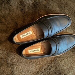 Very Good condition black Steve Madden size 9 loafers